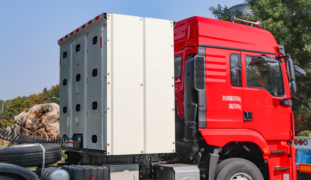 金秋暖陽，微風(fēng)和煦！凌宇新能源粉罐半掛批量奔赴西南地區(qū)